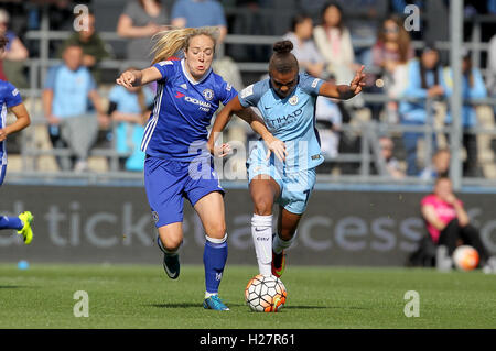 Manchester City's Nikita Parris (destra) tiene fuori il Chelsea Ladies Gemma Davison durante la donna Super League match presso l'Accademia Stadium e Manchester. Foto Stock