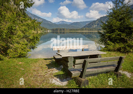 Tavolo da picnic e banco a lago Offensee nel Salzkammergut Austria Foto Stock