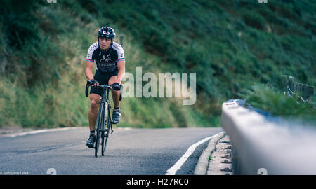 Accelerando professionalmente vestito ciclisti sull'asfalto durante il concorso in Scozia Foto Stock