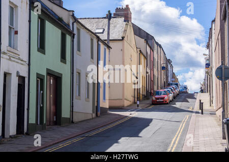 Georgian case a schiera, Crosby Street, Maryport, Cumbria, Inghilterra in estate Foto Stock