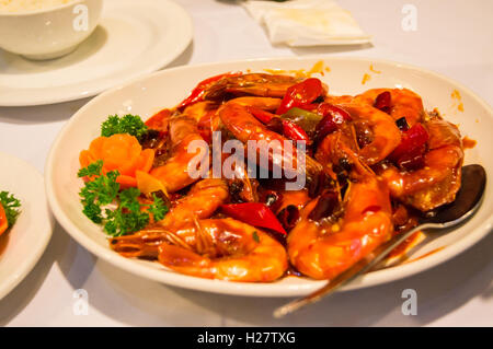 Un piatto di chili gamberoni su un tavolo a Hunan Cinese Cantonese Restaurant, George Street, Chinatown, Manchester, Inghilterra Foto Stock