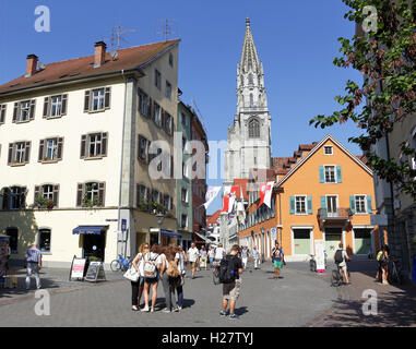 Strada commerciale a Konstanz in Germania con gruppi di turisti Foto Stock