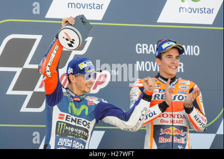 Alcaniz, Spagna. Xxv Sep, 2016. (L a R) Jorge Lorenzo (Movistar Yamaha) e Marc Marquez (Repsol Honda) durante la MotoGP Aragon. Honda Marc Marquez ha esteso il suo campionato MotoGP di piombo con un comando Aragon Grand Prix vittoria precedendo di Yamaha Jorge Lorenzo e Valentino Rossi. Credito: Gaetano Piazzolla/Pacific Press/Alamy Live News Foto Stock