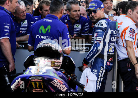 Alcaniz, Spagna. Xxv Sep, 2016. Jorge Lorenzo (Movistar Yamaha) durante il aragon Motogp. Lorenzo refilato team-mate Valentino Rossi al secondo posto come ha chiuso il gap a italiano in campionato a 14 punti come essi controversia secondo posto dietro il titolo preferito e Aragona gara vincitore Marc Marquez. Credito: Gaetano Piazzolla/Pacific Press/Alamy Live News Foto Stock