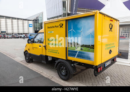 Nuovo messaggio di posta elettronica consegna van dalla Deutsche Post DHL Foto Stock