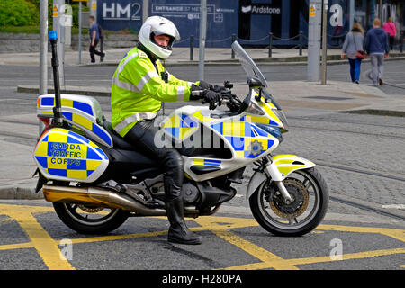 Irlandese poliziotto di pattuglia di Garda traffico motociclista Corps Honda Deauville, Dublino Irlanda Foto Stock