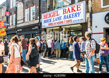 London, Regno Unito - 11 Settembre 2016: Brick Lane street mercato domenicale. Famoso Beigel Bake Brick Lane Beigel Bakery Shop Foto Stock