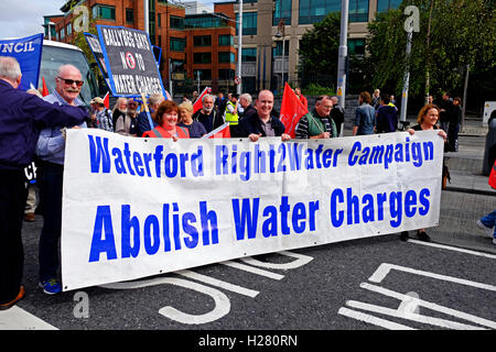 Tariffe idriche manifestanti marciano attraverso Dublino Irlanda Settembre 2016 Foto Stock