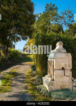 Antico in pietra e di irrigazione a lato del vicolo del paese, Francia Foto Stock