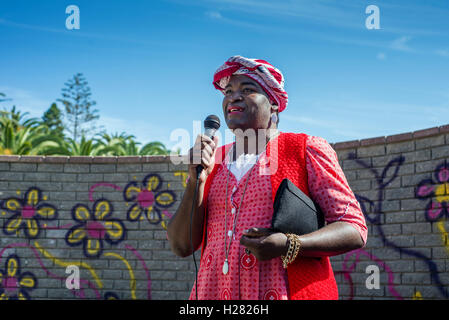 Signora Jholerina Timbo, una trans attivista dei diritti e fondatore di ali di trascendere l'organizzazione a Windhoek, dà un discorso a Swakopmund Gay Pride, Namibia Foto Stock