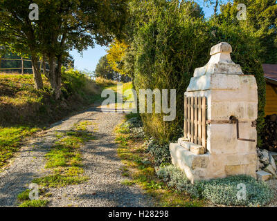 Antico in pietra e di irrigazione a lato del vicolo del paese, Francia Foto Stock