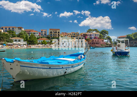 Assos città sull'isola di Cefalonia in Grecia. Vista sulla bella baia del villaggio greco. Foto Stock