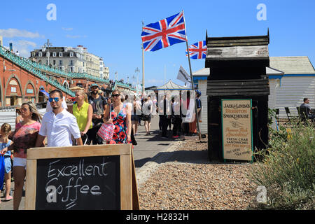 Brighton Seafront con Unione Jack bandiere, su un giorno d'estate, in East Sussex, England, Regno Unito Foto Stock