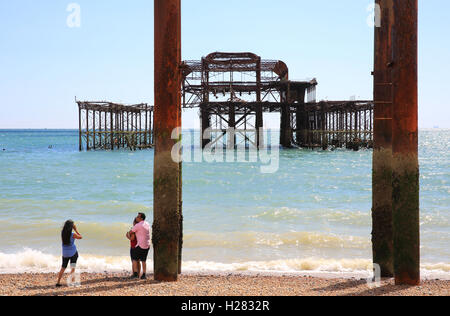 I resti scheletrici di il padiglione e i supporti del Molo Ovest di Brighton, in East Sussex, England, Regno Unito Foto Stock