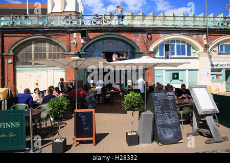 Riddle & finlandesi sulla spiaggia che serve piatti classici piatti a base di frutti di mare, sul lungomare di Brighton, in East Sussex, England, Regno Unito Foto Stock