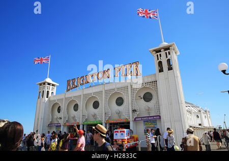 L'entrata dell'iconico Palace Pier, in Brighton, in una calda giornata estiva, in East Sussex, England, Regno Unito Foto Stock