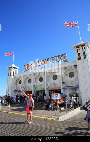 L'entrata dell'iconico Palace Pier, in Brighton, in una calda giornata estiva, in East Sussex, England, Regno Unito Foto Stock