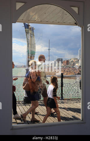 L'iconico Palace Pier, in Brighton, in una calda giornata estiva, in East Sussex, England, Regno Unito Foto Stock