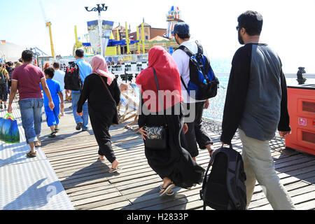 L'iconico Palace Pier, in Brighton, in una calda giornata estiva, in East Sussex, England, Regno Unito Foto Stock