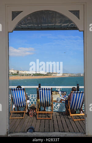 L'iconico Palace Pier, in Brighton, in una calda giornata estiva, in East Sussex, England, Regno Unito Foto Stock