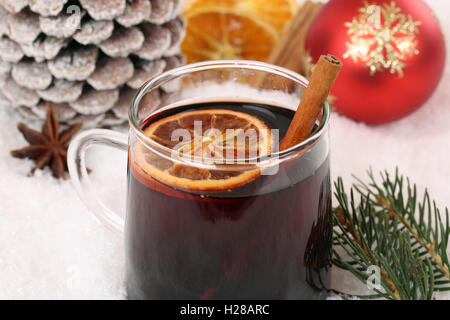 Vin brulé sul Natale bere alcool bere decorazione con la neve Foto Stock