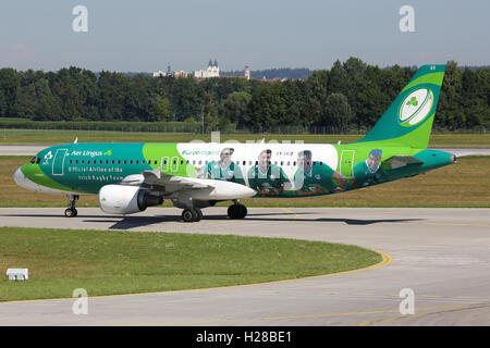 Monaco di Baviera, Germania - 8 Agosto 2016: Un Aer Lingus Airbus A320, con registrazione EI-DEO e la speciale livrea verde fiscale dello spirito Foto Stock