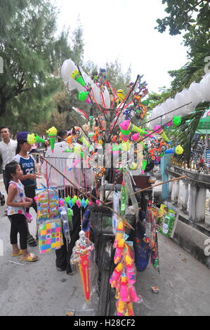 Cam Ranh, Vietnam - Febbraio 9, 2016: ambulanti vendono giocattoli e fortunato le cose in una pagoda sul primo giorno del capodanno ye Foto Stock