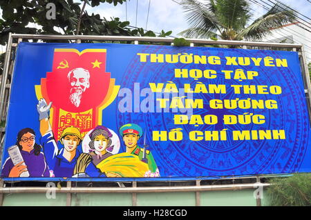 Nha Trang, Vietnam - Febbraio 5, 2016: un poster di propaganda che significa imitare Zio Ho la moralità in Vietnam regolarmente. Foto Stock