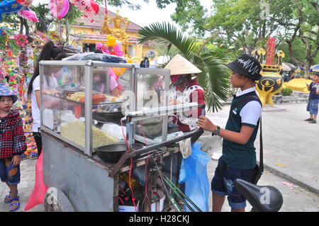 Cam Ranh, Vietnam - Febbraio 9, 2016: cibo di strada sono fornitori di servire le persone nel nuovo anno lunare in Vietnam Foto Stock