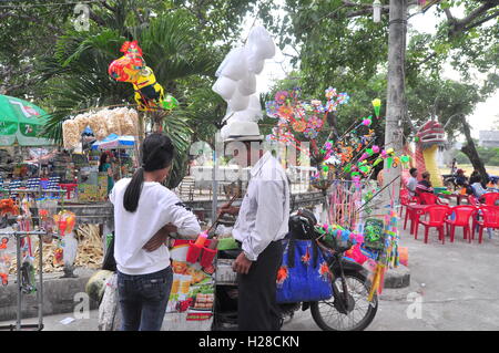 Cam Ranh, Vietnam - Febbraio 9, 2016: cibo di strada sono fornitori di servire le persone nel nuovo anno lunare in Vietnam Foto Stock