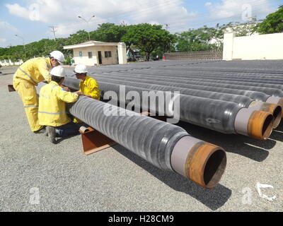 Vung Tau, Vietnam - 29 Maggio 2016: i lavoratori stanno controllando le tubazioni olio prima di prendere in operazione in mare Foto Stock