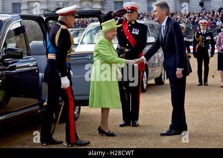 La regina Elisabetta II di Gran Bretagna è accolto dal ministro degli esteri britannico Philip Hammond come lei arriva presso il Royal Marine battendo il rifugio spettacolare di musica presso la sfilata delle Guardie a Cavallo motivi Giugno 4, 2014 a Londra, Inghilterra. Foto Stock