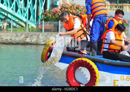 La città di Ho Chi Minh, Vietnam - Aprile 24, 2015: pesci sono conservati in sacchetti di plastica preparando per essere rilasciato nel fiume Saigon in Foto Stock
