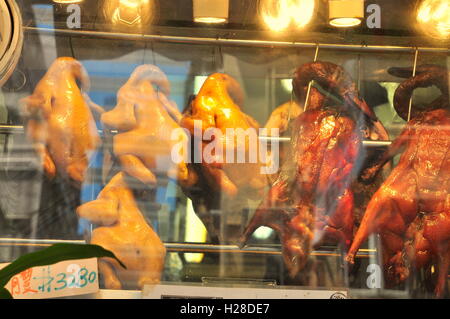 Hong Kong, Cina - 10 Settembre 2015: arrosto anatre cinesi sono visualizzati in ristorante a Hong Kong Foto Stock