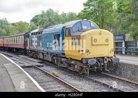 La British Rail Class 37 37264 locomotiva arrivando a Pickering stazione ferroviaria Foto Stock