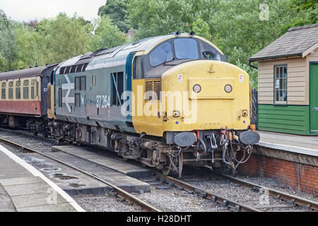 La British Rail Class 37 37264 locomotiva arrivando a Pickering stazione ferroviaria Foto Stock