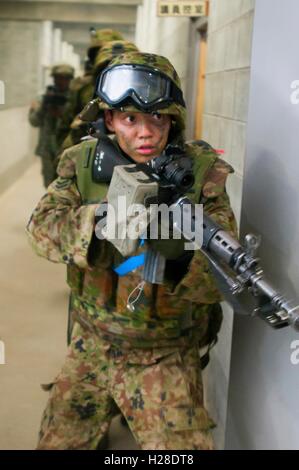 Una massa giapponese Forza di Autodifesa soldato durante un esercizio di guerra al Aibano Area Formazione Settembre 18, 2016 in shiga, Giappone. Foto Stock