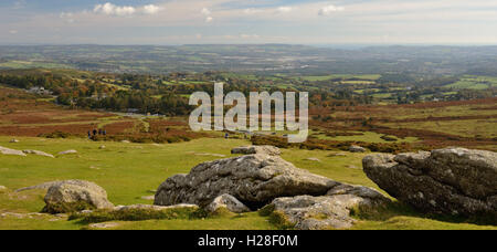 Ampia vista attraverso il South Devon da Haytor Rocks su Dartmoor, guardando verso la Teign estuario. Foto Stock