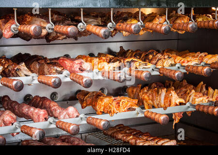 Diversi gli spiedini di carne alla griglia Foto Stock