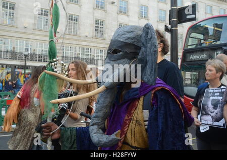Manifestanti dimostrando per salvare gli elefanti e rinoceronti Foto Stock