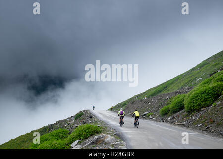 La crescente Rohtang Pass in tempesta di monsone a Manali a Leh autostrada in bicicletta Himachal Pradesh, Himalaya indiano, India Foto Stock