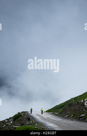 La crescente Rohtang Pass in tempesta di monsone a Manali a Leh autostrada in bicicletta Himachal Pradesh, Himalaya indiano, India Foto Stock