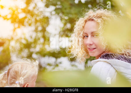 Madre Single e sua figlia in autunno a park Foto Stock