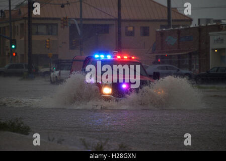 Un servizi di emergenza veicolo trascina attraverso strade allagate durante una tempesta di monsone, Deserto Sonoran, Tucson, Arizona, Stati Uniti. Foto Stock