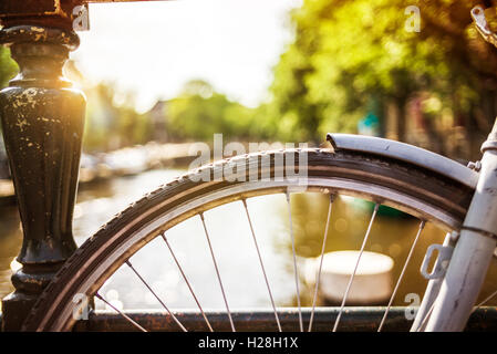 La meravigliosa città di Amsterdam entro la sua bella architettura Foto Stock