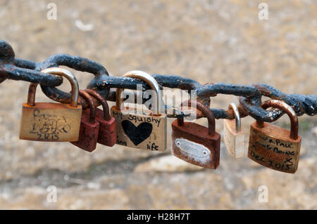 Lovelocks lungo il lungomare di Liverpool. Foto Stock