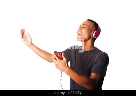 Bel ragazzo africano felicemente a cantare mentre si ascolta la musica, su bianco. Foto Stock