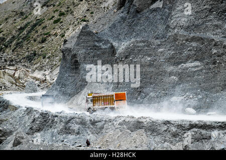 Carrelli in ambienti polverosi Manali a Leh autostrada Himachal Pradesh, Himalaya indiano, India Foto Stock