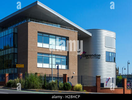 Il Clarendon Sixth Form College edificio (IBI Taylor giovani 2015), Ashton Under Lyne, Tameside, Greater Manchester, Inghilterra, Regno Unito. Foto Stock