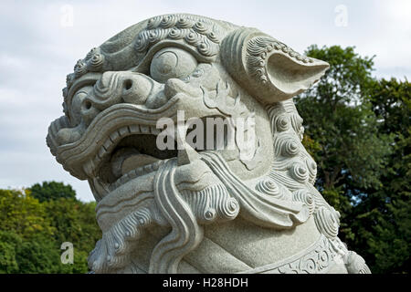 Il cinese leone di pietra scultura, uno dei due donato dalla città di Ningpo in Cina, Highfields Park, Nottingham, Inghilterra, Regno Unito Foto Stock